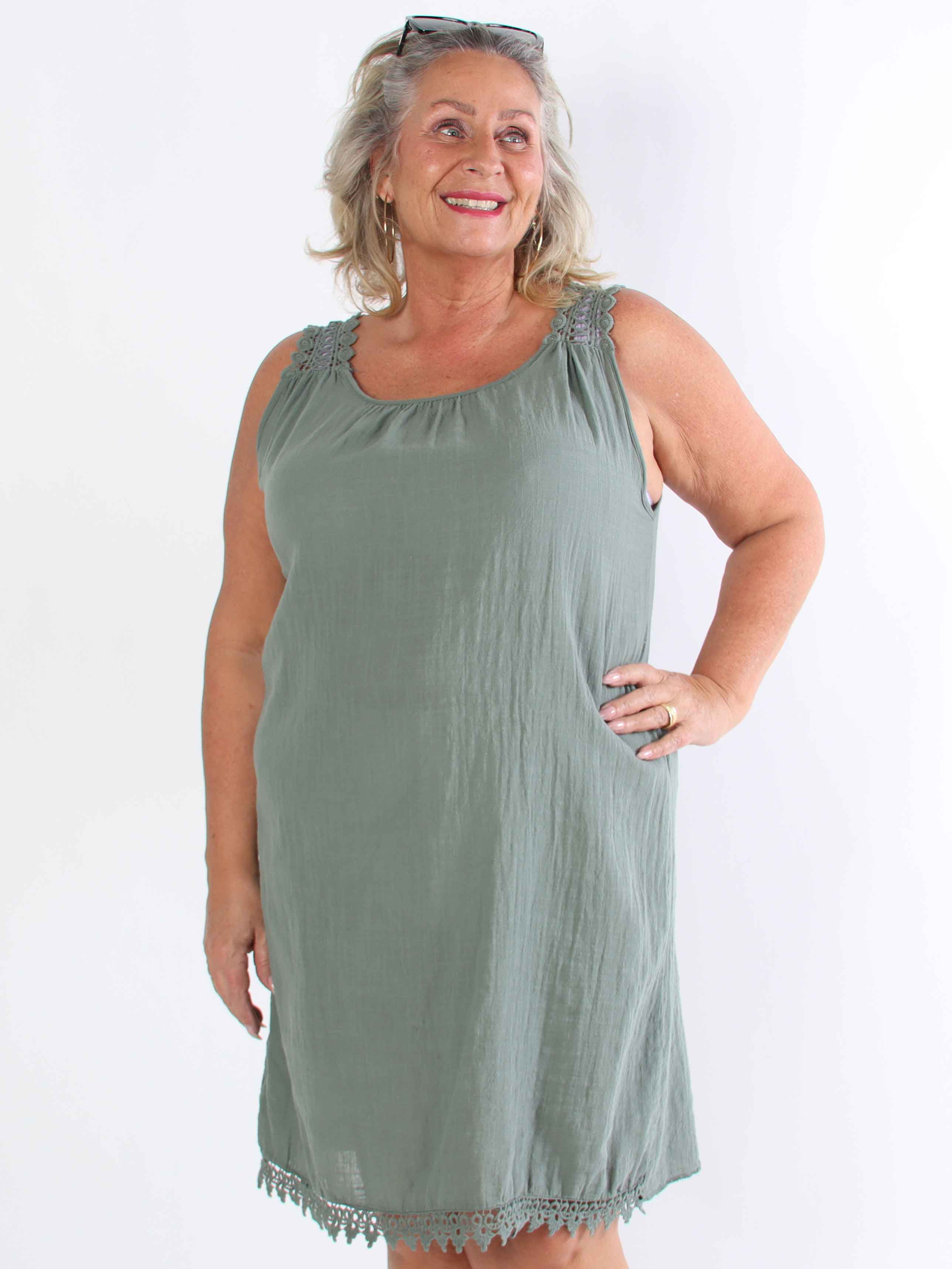 Zella - Sød plus size kjole i bomuld med broderet stropper